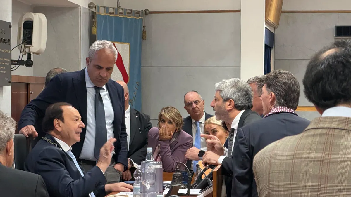 Protesta in Consiglio regionale contro la chiusura del punto nascita di Sapri: la battaglia per l'ospedale del Cilento paralizza l'aula a Napoli