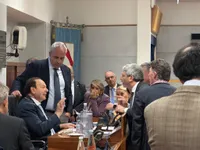 Protesta in Consiglio regionale contro la chiusura del punto nascita di Sapri: la battaglia per l'ospedale del Cilento paralizza l'aula a Napoli