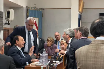 Protesta in Consiglio regionale contro la chiusura del punto nascita di Sapri: la battaglia per l'ospedale del Cilento paralizza l'aula a Napoli