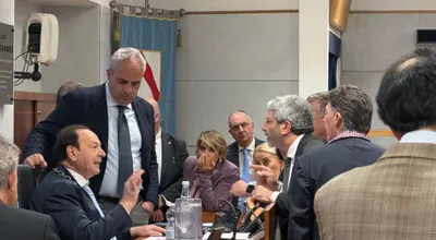 Protesta in Consiglio regionale contro la chiusura del punto nascita di Sapri: la battaglia per l'ospedale del Cilento paralizza l'aula a Napoli