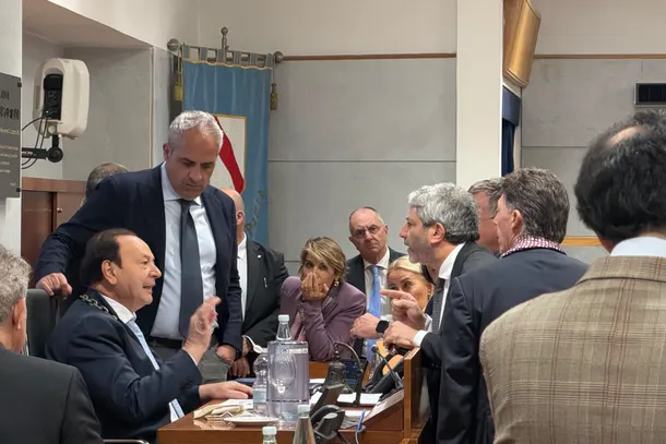 Protesta in Consiglio regionale contro la chiusura del punto nascita di Sapri: la battaglia per l'ospedale del Cilento paralizza l'aula a Napoli