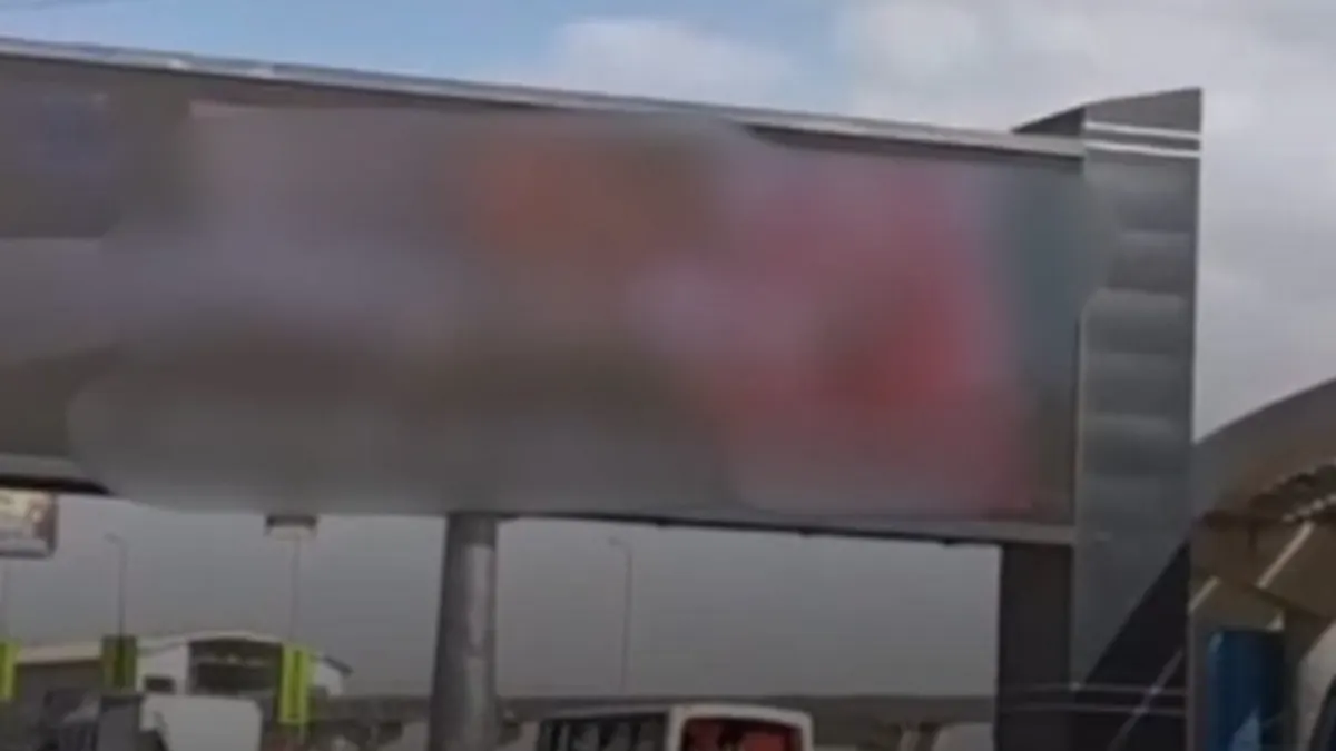 Film hard trasmesso su un maxischermo pubblicitario in Egitto, passanti e automobilisti sbalorditi: si sospetta un attacco hacker