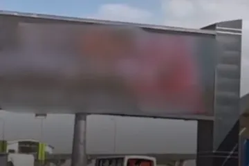 Film hard trasmesso su un maxischermo pubblicitario in Egitto, passanti e automobilisti sbalorditi: si sospetta un attacco hacker