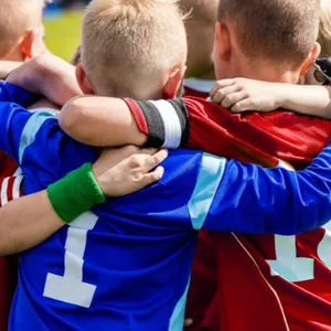 Salerno, cinque bambini esclusi dalle partite di calcio: la denuncia di una madre. «A 10 anni hanno diritto di giocare»