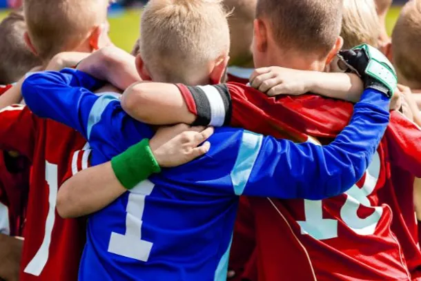 Salerno, cinque bambini esclusi dalle partite di calcio: la denuncia di una madre. «A 10 anni hanno diritto di giocare»