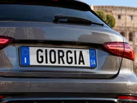 Targhe auto personalizzate in Italia, via libera del Governo: costeranno 600 euro. Ecco come funzioneranno