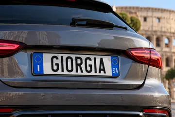 Targhe auto personalizzate in Italia, via libera del Governo: costeranno 600 euro. Ecco come funzioneranno
