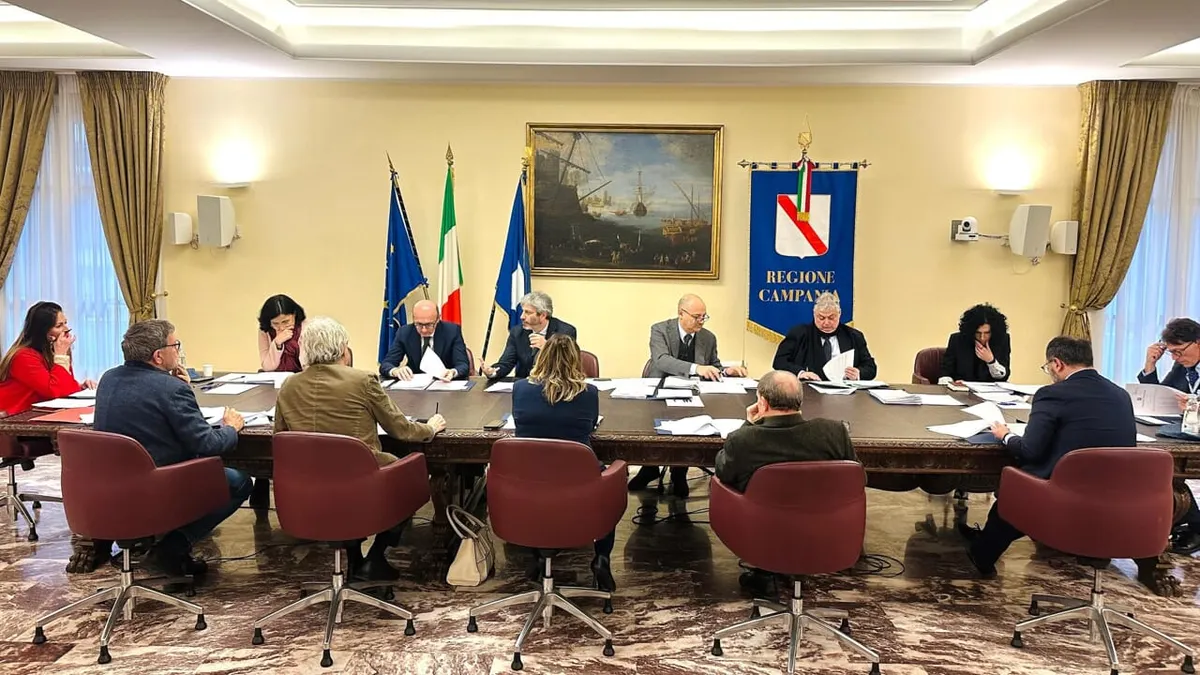 Campania, la Giunta approva nuovi finanziamenti: 14,6 milioni per contrastare la violenza di genere e interventi per sanità, scuole e ambiente