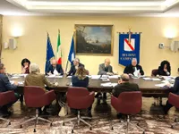 Campania, la Giunta approva nuovi finanziamenti: 14,6 milioni per contrastare la violenza di genere e interventi per sanità, scuole e ambiente