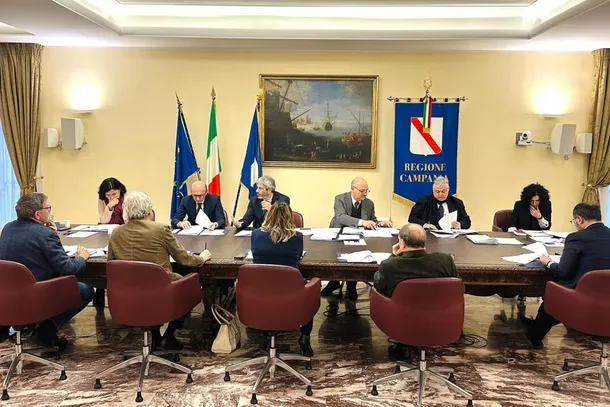 Campania, la Giunta approva nuovi finanziamenti: 14,6 milioni per contrastare la violenza di genere e interventi per sanità, scuole e ambiente