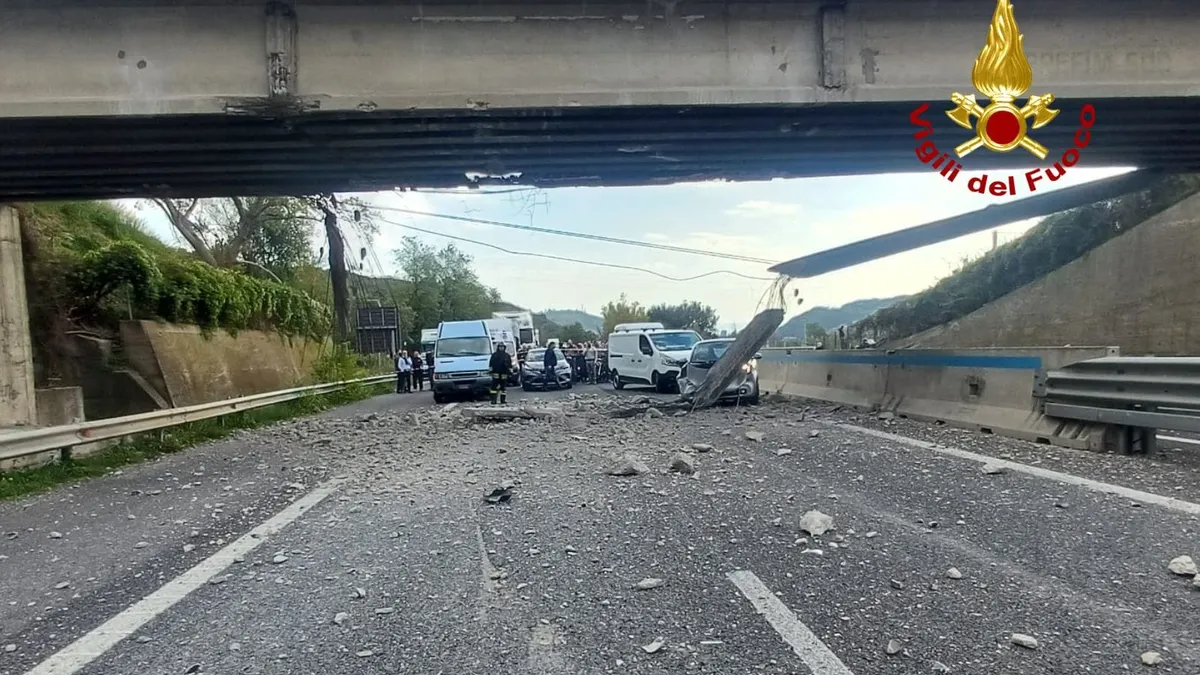 Salerno-Avellino riaperta dopo l'impatto del tir contro il cavalcavia: traffico di nuovo regolare