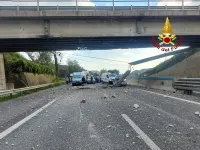 Salerno-Avellino riaperta dopo l'impatto del tir contro il cavalcavia: traffico di nuovo regolare