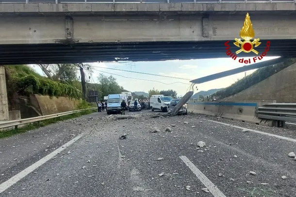 Salerno-Avellino riaperta dopo l'impatto del tir contro il cavalcavia: traffico di nuovo regolare