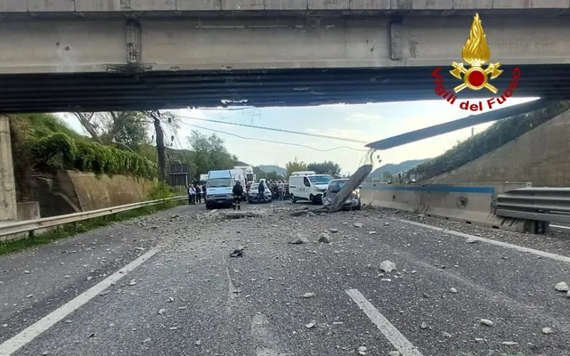 Salerno-Avellino riaperta dopo l'impatto del tir contro il cavalcavia: traffico di nuovo regolare