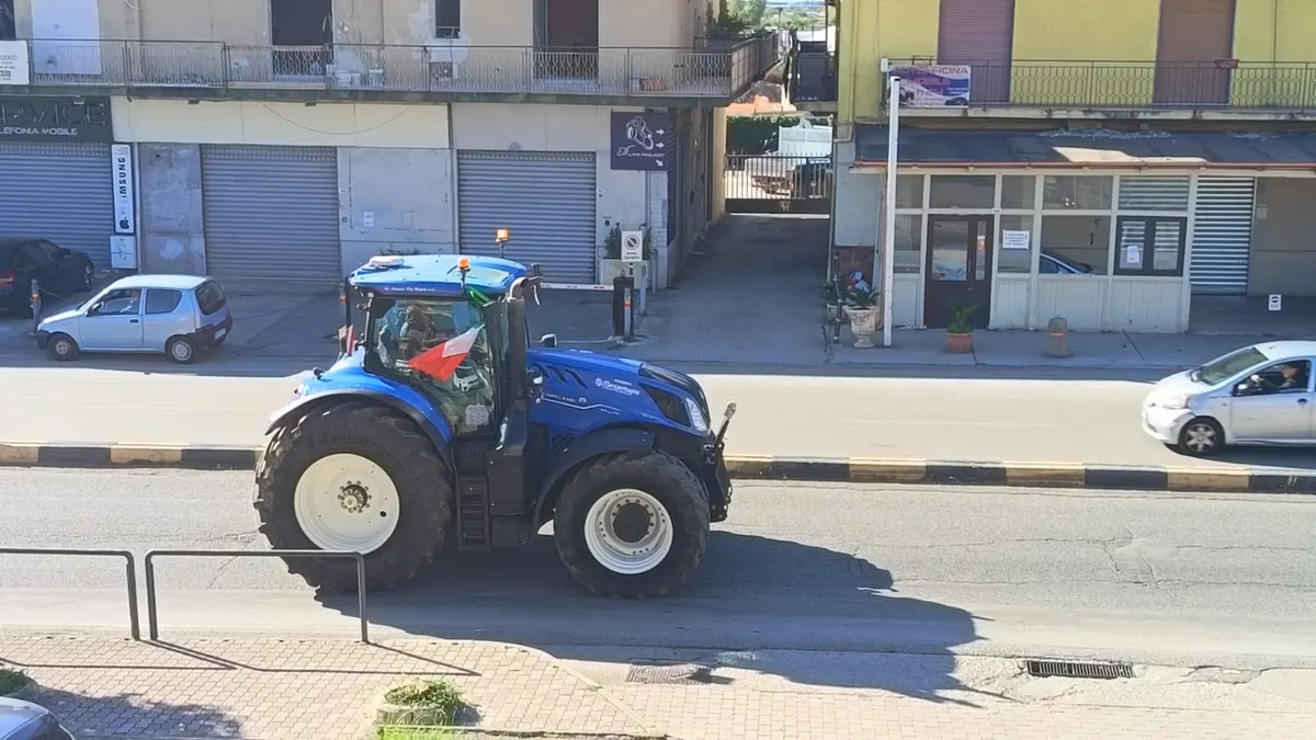 Protesta degli agricoltori in Campania, 170 trattori in marcia tra Salerno e Caserta: «Le aziende non ce la fanno più, intervenga il Governo»