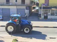 Protesta degli agricoltori in Campania, 170 trattori in marcia tra Salerno e Caserta: «Le aziende non ce la fanno più, intervenga il Governo»