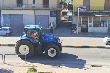 Protesta degli agricoltori in Campania, 170 trattori in marcia tra Salerno e Caserta: «Le aziende non ce la fanno più, intervenga il Governo»