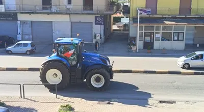 Protesta degli agricoltori in Campania, 170 trattori in marcia tra Salerno e Caserta: «Le aziende non ce la fanno più, intervenga il Governo»