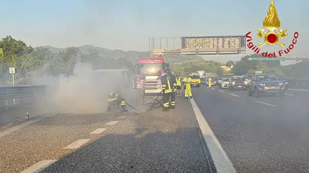 Auto in fiamme sull'autostrada A3 Napoli-Salerno nei pressi di Angri: traffico paralizzato, lunghe code e disagi alla circolazione