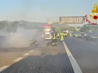 Auto in fiamme sull'autostrada A3 Napoli-Salerno nei pressi di Angri: traffico paralizzato, lunghe code e disagi alla circolazione