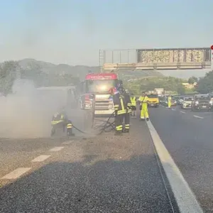 Auto in fiamme sull'autostrada A3 Napoli-Salerno nei pressi di Angri: traffico paralizzato, lunghe code e disagi alla circolazione