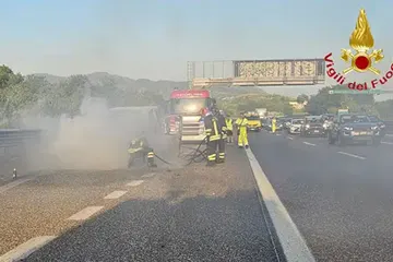Auto in fiamme sull'autostrada A3 Napoli-Salerno nei pressi di Angri: traffico paralizzato, lunghe code e disagi alla circolazione