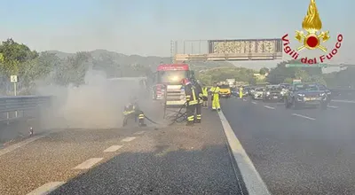 Auto in fiamme sull'autostrada A3 Napoli-Salerno nei pressi di Angri: traffico paralizzato, lunghe code e disagi alla circolazione