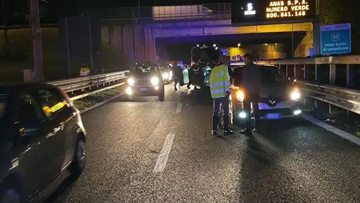 A30 Caserta-Salerno, circolazione in tilt: tre chilometri di coda e acqua distribuita agli automobilisti