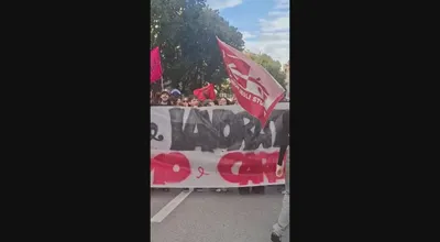 Salerno, cori contro il sindaco Vincenzo De Luca durante lo sciopero generale: il video della protesta