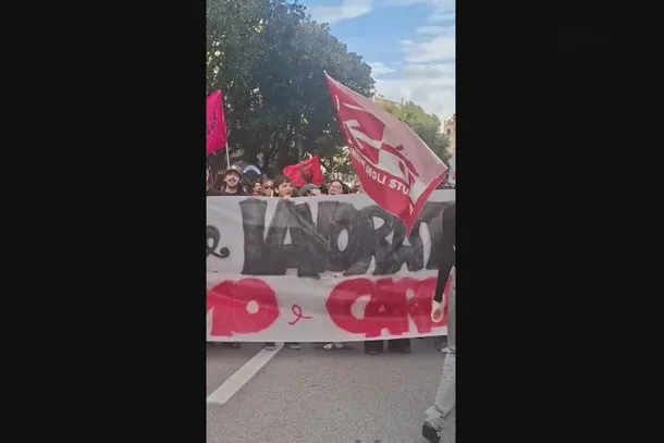 Salerno, cori contro il sindaco Vincenzo De Luca durante lo sciopero generale: il video della protesta