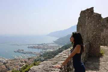 Salerno protagonista su La7: viaggio tra Castello Arechi, Cilento e Vallo di Diano a bordo del treno storico Arlecchino