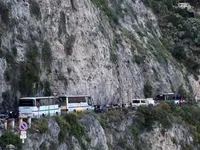 Paura a Tramonti, incidente tra autobus e scooter: 17enne ferito in Costiera