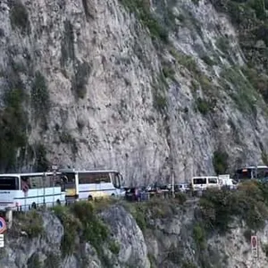 Paura a Tramonti, incidente tra autobus e scooter: 17enne ferito in Costiera