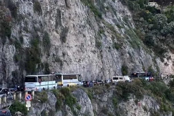 Paura a Tramonti, incidente tra autobus e scooter: 17enne ferito in Costiera