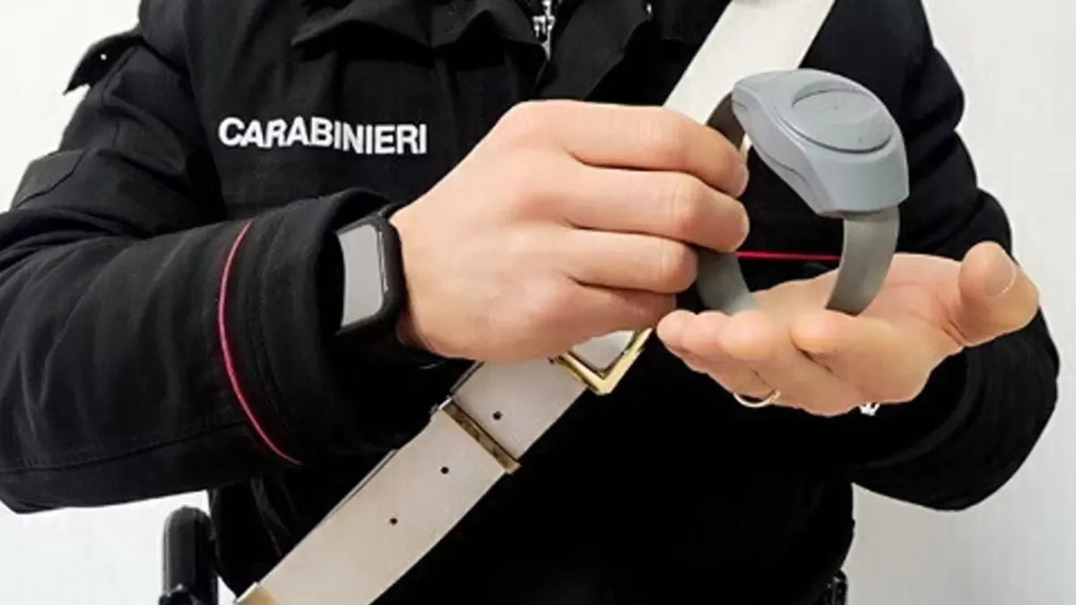 Ogliastro Cilento, 27enne accusato di maltrattamenti alla compagna: scatta il divieto di avvicinamento con braccialetto elettronico e divieto di avvicinamento