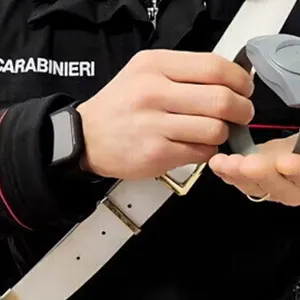 Ogliastro Cilento, 27enne accusato di maltrattamenti alla compagna: scatta il divieto di avvicinamento con braccialetto elettronico e divieto di avvicinamento