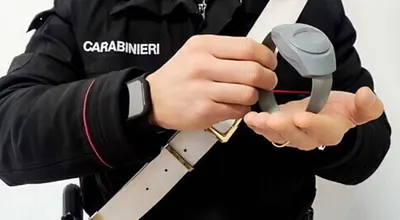 Ogliastro Cilento, 27enne accusato di maltrattamenti alla compagna: scatta il divieto di avvicinamento con braccialetto elettronico e divieto di avvicinamento