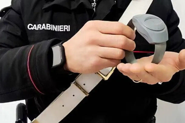 Ogliastro Cilento, 27enne accusato di maltrattamenti alla compagna: scatta il divieto di avvicinamento con braccialetto elettronico e divieto di avvicinamento