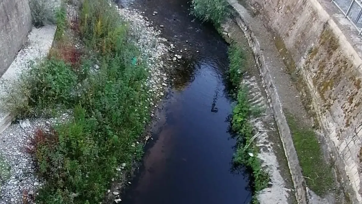 Battipaglia, il fiume Tusciano diventa uno "specchio nero": sospetti su presunti sversamenti illeciti dei frantoi, chiesti controlli urgenti