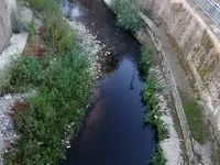 Battipaglia, il fiume Tusciano diventa uno "specchio nero": sospetti su presunti sversamenti illeciti dei frantoi, chiesti controlli urgenti