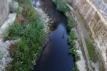 Battipaglia, il fiume Tusciano diventa uno "specchio nero": sospetti su presunti sversamenti illeciti dei frantoi, chiesti controlli urgenti