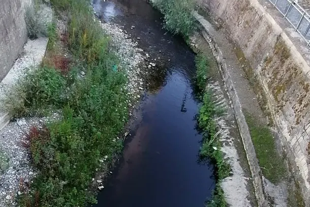 Battipaglia, il fiume Tusciano diventa uno "specchio nero": sospetti su presunti sversamenti illeciti dei frantoi, chiesti controlli urgenti