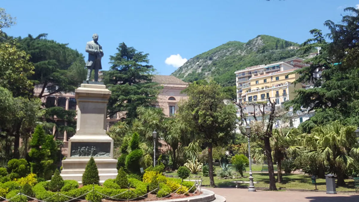 Allestimento delle Luci d'Artista a Salerno: ordinanza di chiusura temporanea per la Villa Comunale fino al 3 novembre