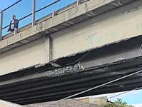 Cedono pezzi di viadotto sul raccordo tra Salerno e Baronissi: calcinacci su un tir e un'auto, traffico bloccato e autostrada chiusa