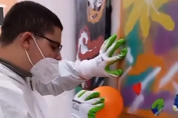 L'arte come riscatto e inclusione a Salerno: il giovane Nicolò torna a dipingere nel rione Mariconda per l'opera Memorie di Scena