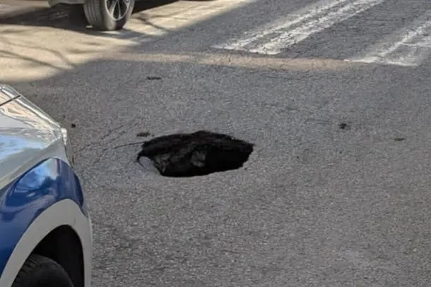 Tragedia sfiorata a Castelnuovo Cilento: sprofonda in una voragine mentre cammina, trentenne finisce in ospedale