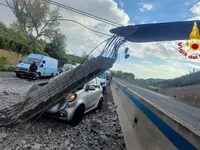 Urtato da un escavatore il cavalcavia a Baronissi: cadono calcinacci sul Raccordo Salerno-Avellino, travolto un mezzo e strada chiusa