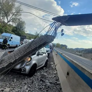 Cadono calcinacci sul Raccordo Salerno-Avellino, Prefetto di Salerno: "Nel giro di poche ore la riapertura"