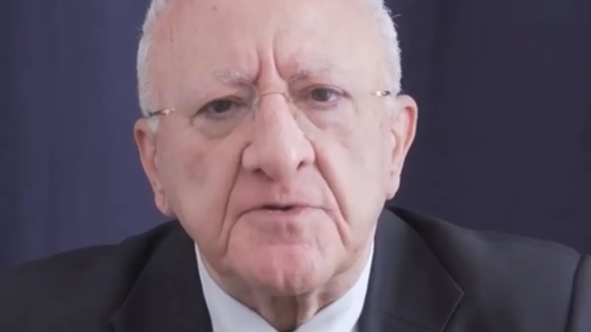 Scontri durante le manifestazioni, l'ironia di De Luca: "Per difendersi da chi aggredisce con le spranghe diamo alle forze dell'ordine petali di rose"