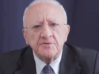 Scontri durante le manifestazioni, l'ironia di De Luca: "Per difendersi da chi aggredisce con le spranghe diamo alle forze dell'ordine petali di rose"